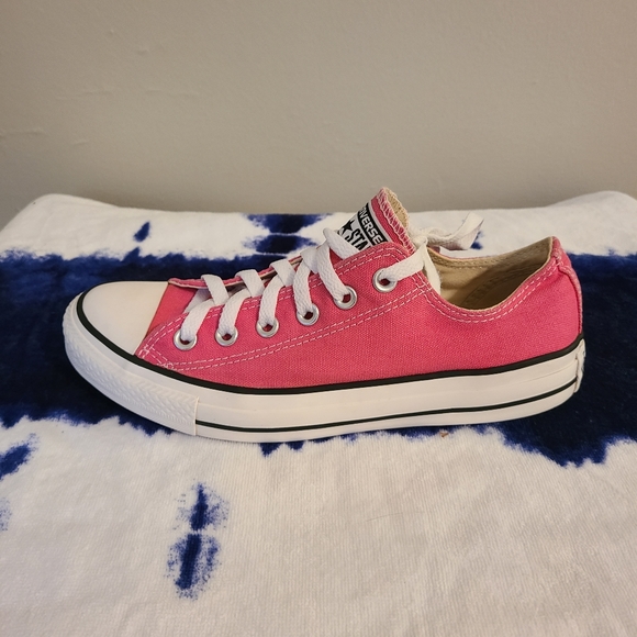Converse Pink Chuck Taylor's - Picture 3 of 12